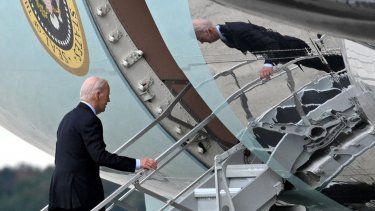 El presidente Joe Biden, aborda el Air Force One en la base conjunta Andrews en Maryland, el 17 de octubre de 2023, cuando partía con destino a Israel.
