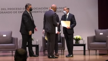 El momento cuando Gerardo Blyde, representante de la oposición venezolana le da la mano a Jorge Rodríguez, representante del régimen de Nicolás Maduro, durante la firma del acuerdo previo a iniciarse el proceso de negociación. En la imagen se observa el canciller de México Marcelo Ebrard.&nbsp;