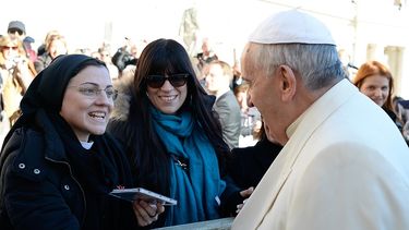 La religiosa Sor Cristina le entrega su álbum al papa Francisco. (AP)