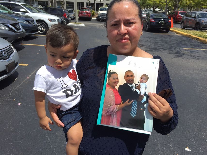 Eliseth Sáenz con su hijo, Emmanuel. Ella sostiene una foto con su esposo, Charles Rodriguez Artera, quien al parecer fue deportado este miercoles, en horas de la madrugada.&nbsp;