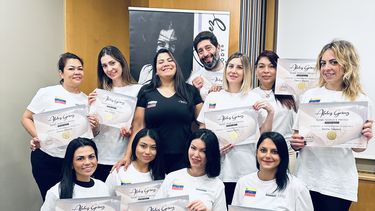 La venezolana Alebis Gómez junto al equipo graduado del método Cuerpo definido.