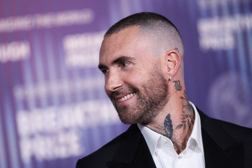 El cantante estadounidense Adam Levine llega a la ceremonia de entrega del décimo premio Revelación en el Museo de la Academia de Cine en Los Ángeles, California, el 13 de abril de 2024.