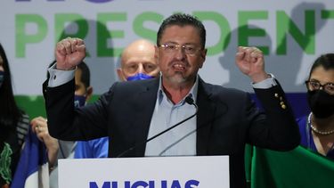 El candidato presidencial costarricense por el partido Progreso Socialdemócrata Rodrigo Chaves, habla en la sede de su campaña después del cierre de las urnas en San José, Costa Rica, el 6 de febrero de 2022.