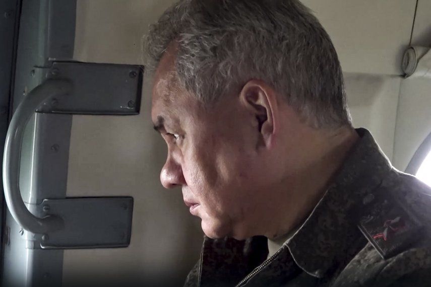 En esta imagen tomada de un video publicado el lunes 26 de junio de 2023 por el servicio de prensa del Ministerio ruso de Defensa, el ministro, Sergei Shoigu, se ve a bordo de un helicóptero militar para inspeccionar un puesto de mando de tropas rusas en un lugar no revelado de Ucrania.&nbsp;