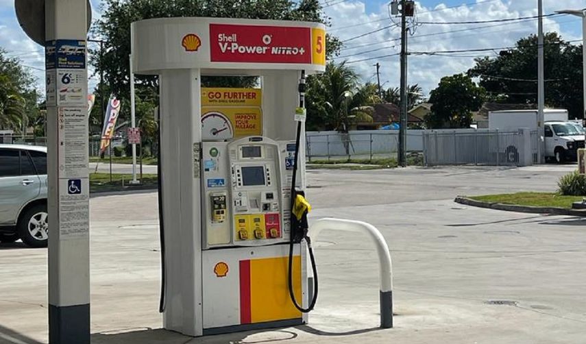 Gasolinera en Miami, en calle 8 y avenida 79, cierra por falta de combustible tras inundación por fuertes lluvias en Port Everglades, abril 2023.