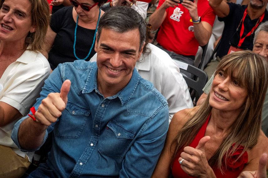 El presidente del gobierno de España, Pedro Sánchez, junto a su esposa, Begoña Gómez,
