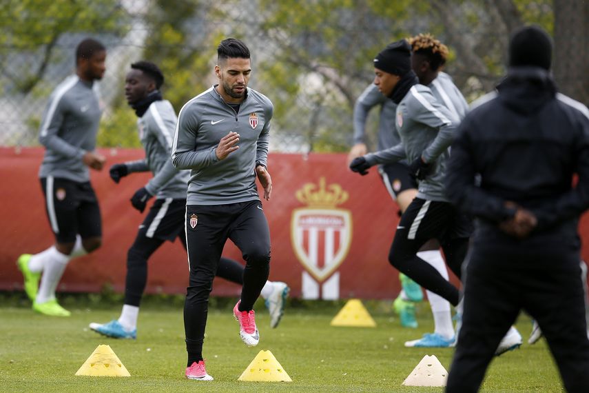 El colombiano Radamel Falcao tratará de batir la arquería del experimentado&nbsp;Gianluigi Buffon.