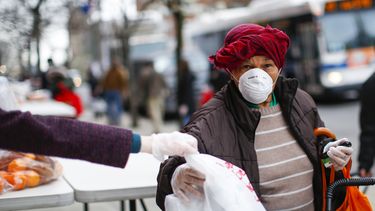 Personas de la tercera edad reciben ingresos del SSI.