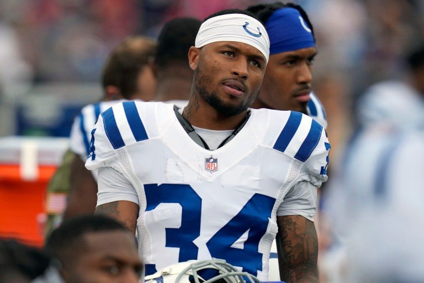 El cornerback Isaiah Rodgers (34) de los Colts de Indianápolis durante un partido de la NFL contra los Patriotas de Nueva Inglaterra, el domingo 6 de noviembre de 2022, en Foxborough, Massachusetts.