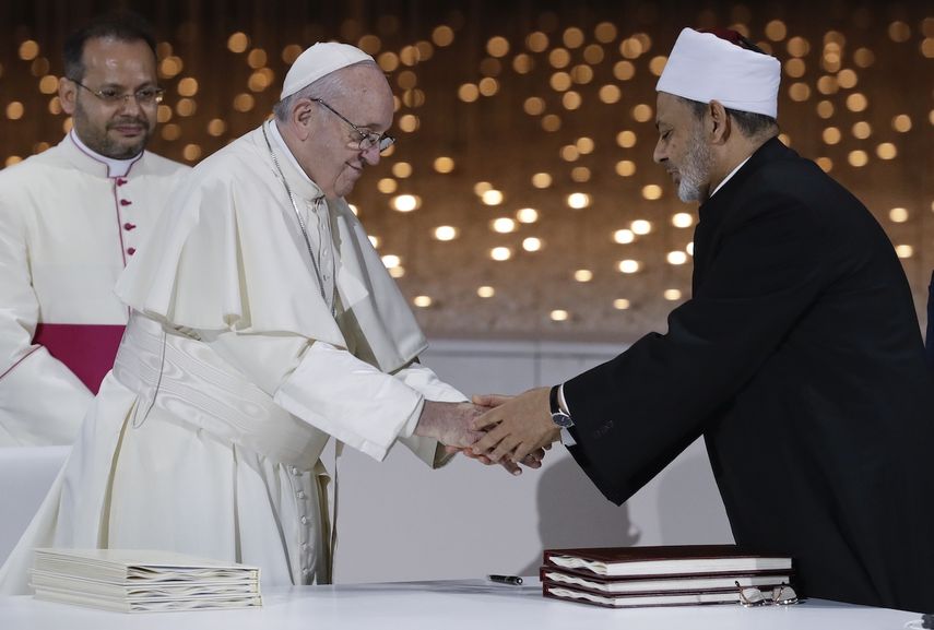 El papa Francisco saluda al jeque Ahmad al-Tayyeb, el gran imán de Al-Azhar, Egipto, tras un encuentro interreligioso en el Founders Memorial de Abu Dhabi, Emiratos Árabes Unidos, el 4 de febrero de 2019.&nbsp;