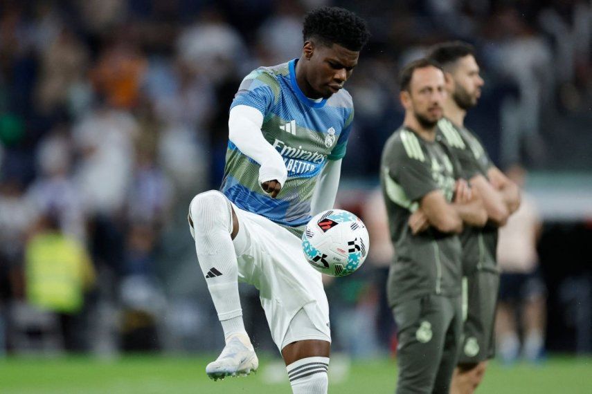 El francés Aurélien Tchouaméni, del Real Madrid, calienta antes de un partido de LaLiga, el 14 de mayo de 2026.