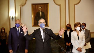El presidente electo, Luis Abinader Corona, en su primera visita al Palacio Nacional. A su izquierda, la vicepresidenta electa, Raquel Pe&ntilde;a.&nbsp;