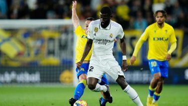 El defensor del Real Madrid, Antonio Rüdiger (centro), y el jugador del Cádiz, Fede San Emeterio (izquierda), luchan por el balón durante un partido de Liga en el estadio Nuevo Mirandilla, el sábado 15 de abril de 2023.