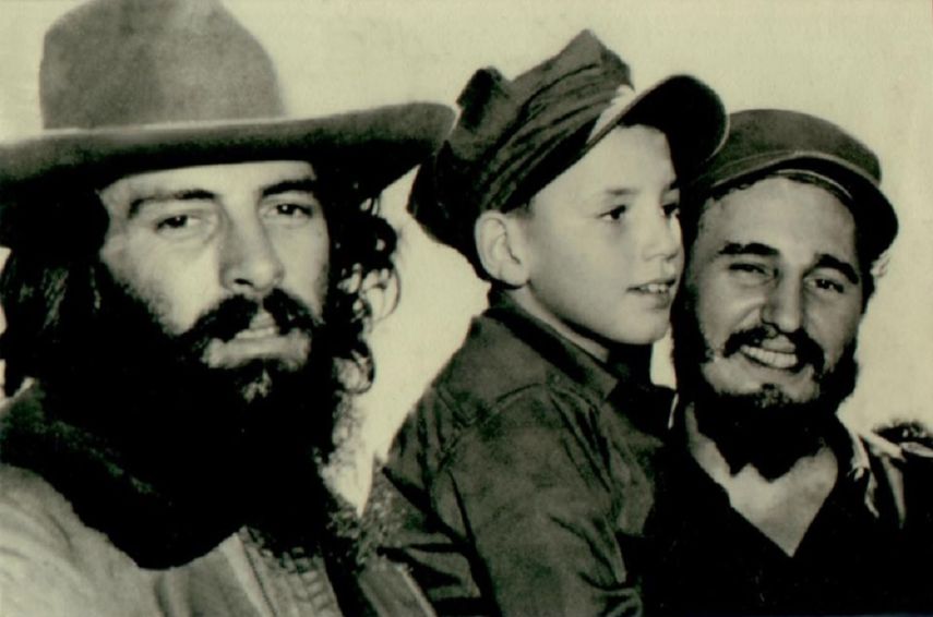 Fidel Castro Díaz-Balart, al centro. A la izquierda, Camilo Cienfuegos.