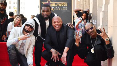 Los raperos estadounidenses Eminem, 50 Cent, el homenajeado Dr. Dre y Snoop Dogg posan para fotografías durante la ceremonia de la estrella del Paseo de la Fama de Hollywood en honor al Dr. Dre el 19 de marzo de 2024 en Hollywood, California.    