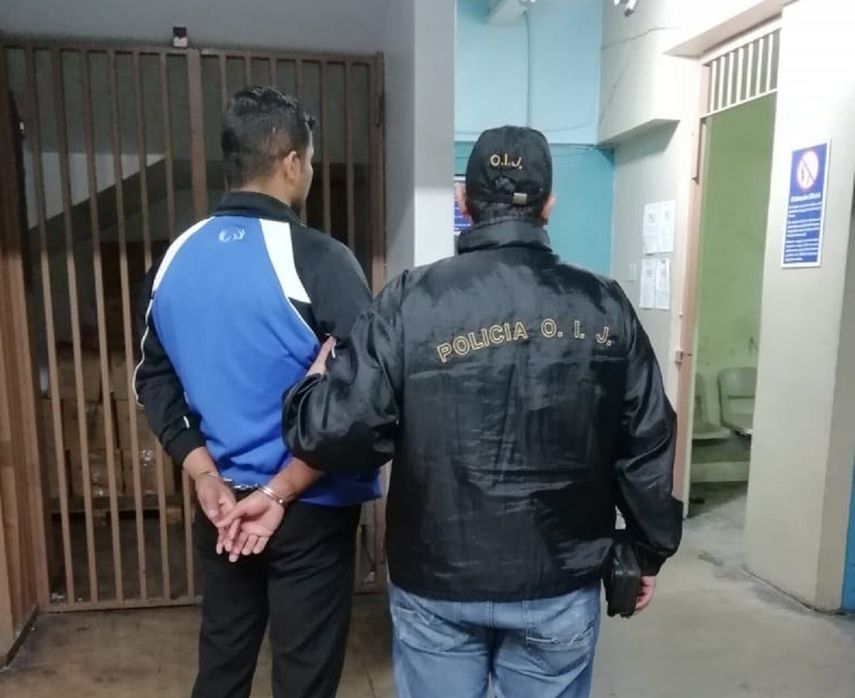 Fotografía cedida por el Organismo de Investigación Judicial (OIJ) de&nbsp;Costa&nbsp;Rica, que muestra el arresto de&nbsp; Bismark Espinoza Martínez, de 32 años.&nbsp;