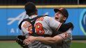 El abridor de los Orioles de Baltimore, John Meansabraza al receptor Pedro Severino después de que lanzara un juego sin hits El abridor de los Orioles de Baltimore, John Meansabraza al receptor Pedro Severino después de que lanzara un juego sin hits