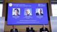 El secretario general de la Academia Sueca de Ciencias, Hans Ellegren, en el centro, Jonas Aqvist, presidente del Comité del Nobel para Química, a la izquierda, y Olof Ramstrom, miembro del Comité del Nobel para Química, anuncian los ganadores del galardón de 2022 durante una conferencia de prensa en la Academia Sueca de Ciencias en Estocolmo, Suecia, el miércoles 5 de octubre de 2022. Carolyn R. Bertozzi, Morten Meldal y K. Barry Sharpless fueron reconocidos por su labor en química clic y reacciones bioortogonales, que sirven para producir medicamentos contra el cáncer, analizar ADN y crear materiales a medida para usos concretos.&nbsp; 