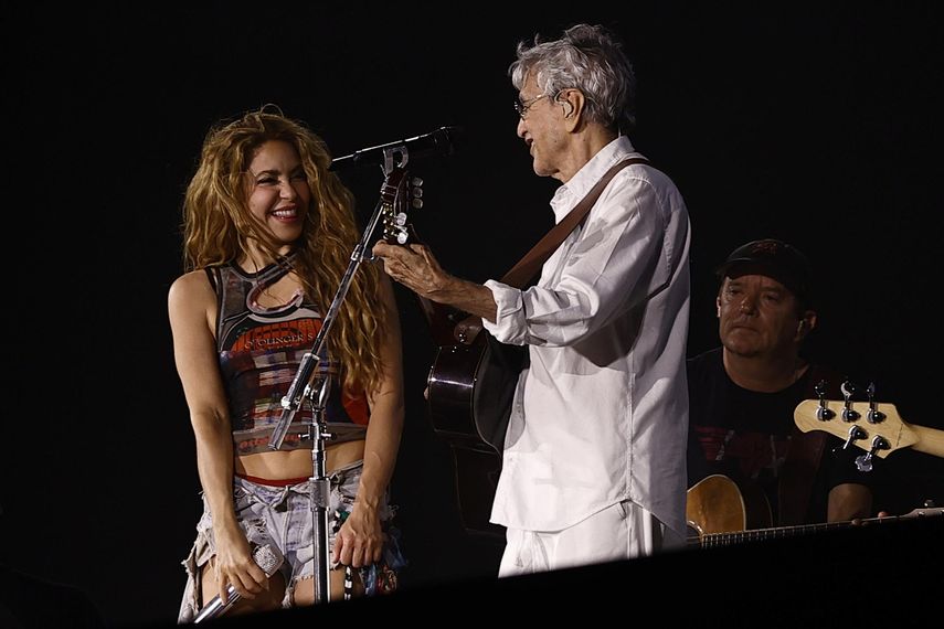La cantante colombiana Shakira (i) y el brasileño Caetano Veloso cantan durante un ensayo previo al concierto del 2 de mayo, este viernes en Río de Janeiro