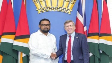 El presidente guyanés, Irfaan Ali, y el subsecretario de Estado para las Américas y el Caribe del Gobierno británico, David Rutley.