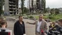 El exfutbolista y entrenador de la selección nacional de Ucrania, Andriy Shevchenko, izquierda, y el actor estadounidense Liev Schreiber hablan con medios de comunicación frente a un edificio destruido por la ofensiva rusa en Borodianka, cerca de Kiev, Ucrania, el 15 de agosto de 2022.