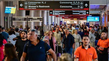 Afluencia de viajeros en el Aeropuerto Internacional de Miami, Florida.