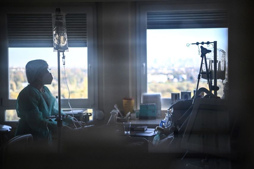 Una enfermera atiende a un paciente en una unidad de cuidados intensivos habilitada para los infectados con el nuevo coronavirus, COVID-19, en el Centre Hospitalier de lEurope en Le Port-Marly, cerca de París, el 4 de noviembre de 2020.&nbsp;