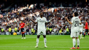 Vinicius, del Real Madrid, celebra luego de anotar el cuarto gol de su equipo en el duelo ante el Osasuna, el 9 de noviembre de 2024.