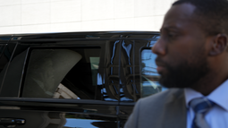 El secretario Marco Rubio (dentro del vehículo) a su salida de una corte federal de Miami El secretario Marco Rubio (dentro del vehículo) a su salida de una corte federal de Miami