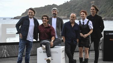 Los actores Fernando Tejero, Miguel Herrán, el director Alberto Rodríguez, el actor Javier Gutiérrez, la actriz Catalina Sopelana y el guionista español Rafael Cobos posan durante el photocall de la película Modelo 77 / Prison 77 durante la 70 edición del Festival Internacional de Cine de San Sebastián en la ciudad vasca de San Sebastián, en el norte de España, el 16 de septiembre de 2022. El documental Mi país imaginario abrió este viernes la competición.
