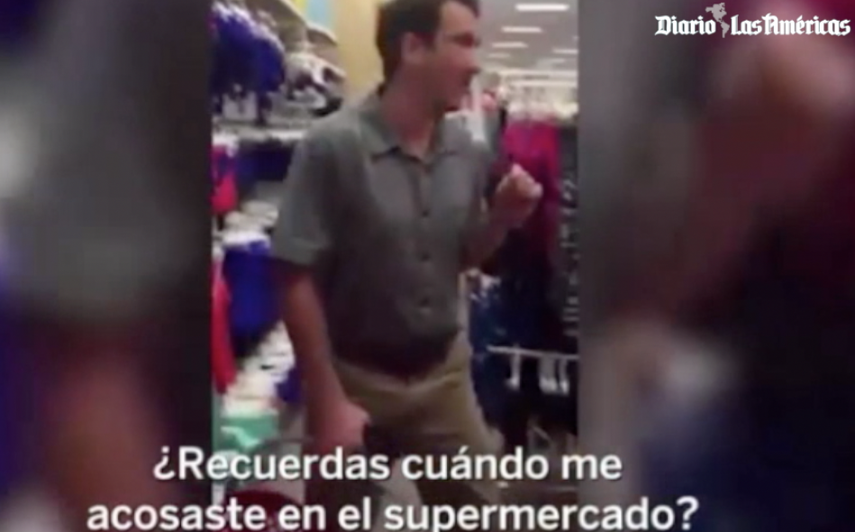 La mujer sacó su celular y lo grabó mientras el hombre corría fuera del supermercado