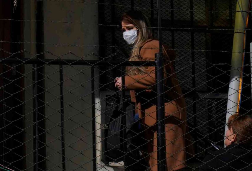 La expresidenta interina de Bolivia, Jeanine Áñez, camina hacia su sentencia en la cárcel de mujeres de Miraflores, en La Paz, Bolivia.