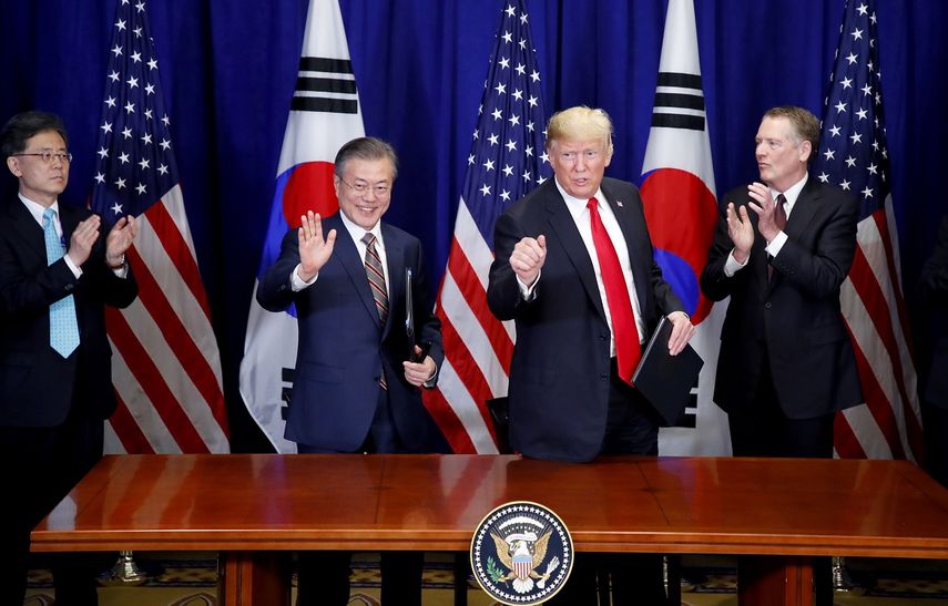 El presidente de Corea del Sur, Moon Jae-in (2 izq.), posa junto al presidente Donald Trump (2 der.), luego de una reunión el lunes 24 de septiembre de 2018, en Nueva York, EEUU.