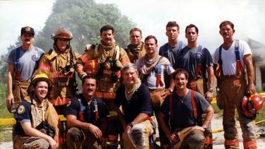 Senador Bob Graham durante una jornada laboral con los bomberos voluntarios 1998