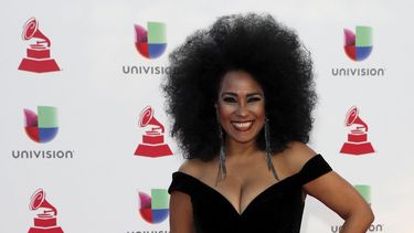La cantante cubana Aymée Nuviola en la alfombra roja de la pasada entrega de los Latin Grammy.