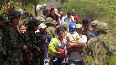 Venezolanos cruzan a Colombia desde Venezuela por una trocha cercana al puente Simón Bolívar, principal paso fronterizo entre los dos países.