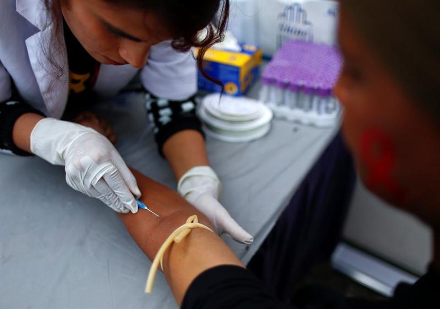 Una joven se somete a un test de detección del VIH durante una campaña de prevención celebrada con motivo del Día Mundial de la Lucha contra el Sida en Katmandú, Nepal.(EFE) 