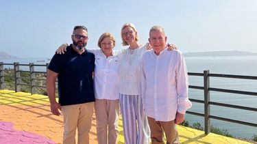 Esta foto, publicada el 7 de enero de 2025 por la familia González López, muestra al presidente Edmundo González Urrutia (der.) posando con su familia (izq.): su hija Mariana González López, su esposa Mercedes López y su yerno Rafael Tudares antes de su secuestro