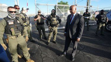 El alcalde Ras Baraka de Newark enfrenta a agentes de ICE en una demostración fuera de un centro de detención de inmigrantes en Elizabeth, Nueva Jersey, el 7 de mayo de 2025.