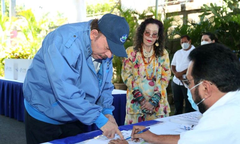 Ortega viola silencio electoral y arremete contra la oposición