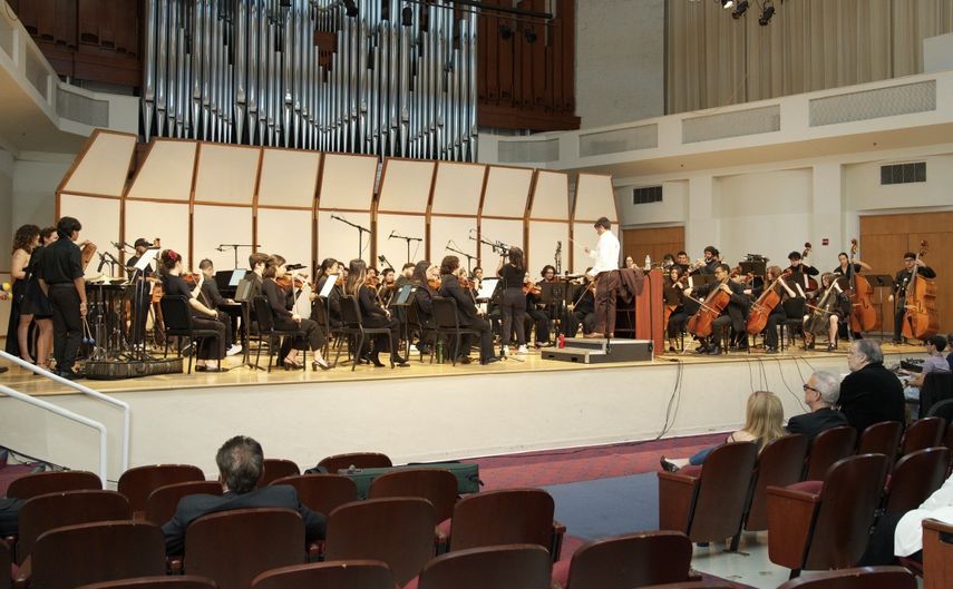 Orquesta Sinfónica de la Universidad Internacional de Florida durante la grabación.
