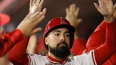Anthony Rendón #6 de los Angelinos de Los Ángeles recibe felicitaciones en el dugout tras anotar una carrera en base por Taylor Ward #3 durante la quinta entrada contra los Rays de Tampa Bay en el Angel Stadium de Anaheim el 8 de abril de 2024 en Anaheim, California.&nbsp;