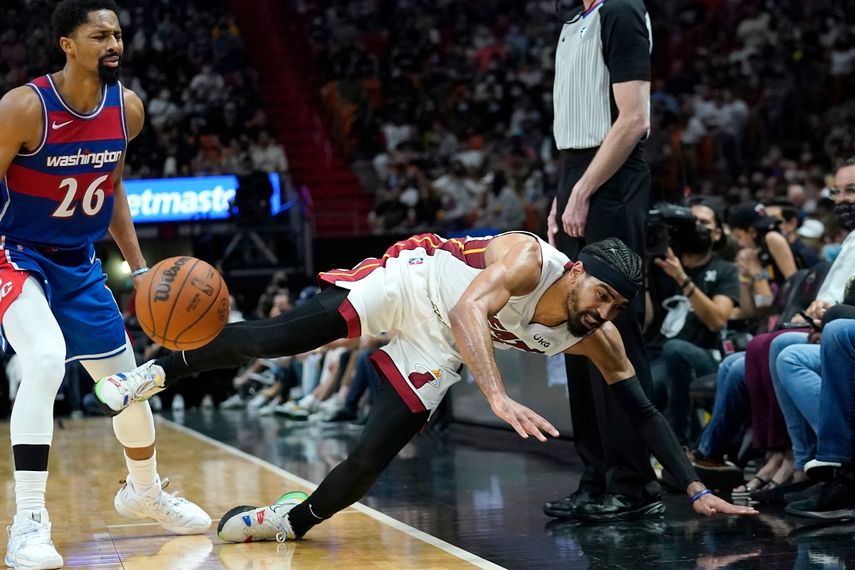 Gabe Vincent, del Heat de Miami, cae tras recibir una falta de Spencer Dinwiddie, de los Wizards de Washington, se pierde varios juegos de la NBA por lesión