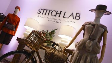 Fotografía que muestra diseños durante una exhibición del Stitch Lab este jueves, en Miami (EE.UU). Casi 50 diseñadores emergentes de Latinoamérica se reúnen en el Stitch Lab de Miami, una plataforma para introducirse a Estados Unidos y presentar las tendencias de la temporada, en la que destacan materiales sustentables y duraderos que combaten el fast fashion.