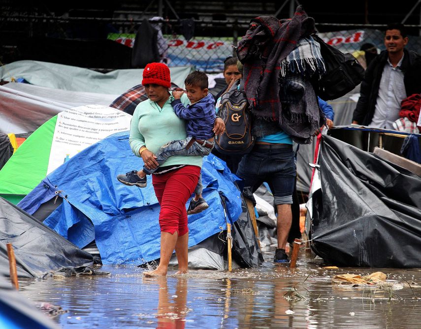 Migrantes de la caravana son cambiados de albergue entre protestas