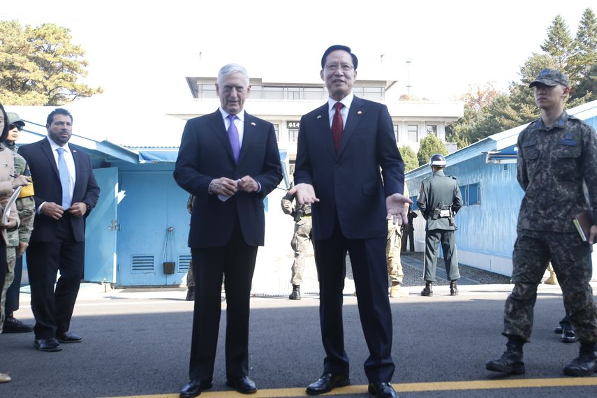 El ministro de Defensa de los Estados Unidos, James&nbsp;Mattis,&nbsp; y su homólogo surcoreano Song Young-Moo (d) hablan en una conferencia de prensa en la Zona Desmilitarizada (DMZ), en la aldea fronteriza de Panmunjom en Paju, Corea del Sur.&nbsp;