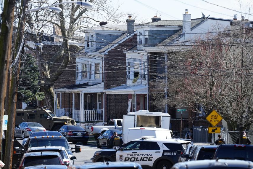 La policía rodea una vivienda en Trenton, Nueva Jersey, el sábado 16 de marzo de 2024