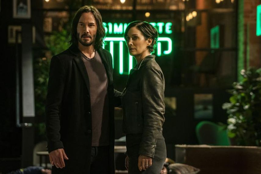En esta imagen difundida por Warner Bros. Pictures, Keanu Reeves y Carrie-Anne Moss en una escena de The Matrix Resurrections.&nbsp;