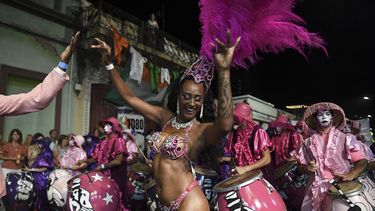 En esta foto de archivo tomada el 14 de febrero de 2020, percusionistas y bailarines que forman parte de un desfile tradicional en Montevideo durante las Llamadas, una de los eventos que conforman el carnaval de Uruguay, el más largo del mundo.