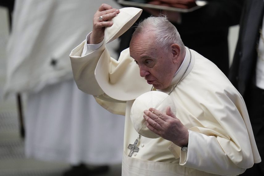 El papa Francisco se one un gorro que le dio un feligrés al final de la audiencia general semanal en el Salón Pablo Sexto en El Vaticano el 12 de enero del 2022. Francisco ha lamentado desde hace tiempo que no puede dar caminatas anónimamente como solía hacerlo antes de ascender al puesto. Pero parece no obstante haber mantenido su sentido del humor, luego que fue sorprendido en cámara haciendo una visita no anunciada a una tienda de discos de Roma esta semana.&nbsp;